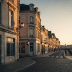 Le patrimoine immobilier commercial à Niort illustré comme une opportunité d'investissement dynamique et prometteuse.